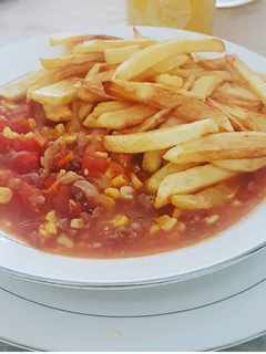 Una foto de Tomaticán con papas fritas