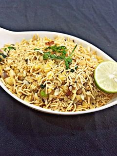 इंदौरी पोहा (Indori poha recipe in hindi) रेसिपी मुख्य फोटो