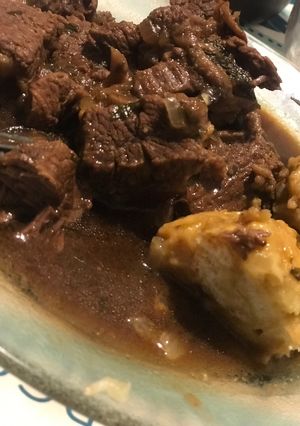 Una foto de Carne a la cerveza y bolita de pan