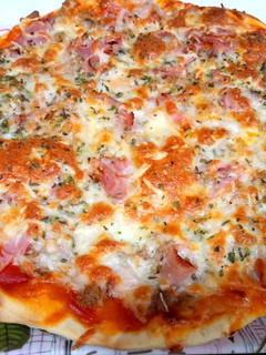 Una foto de Pizza de atún y jamón york