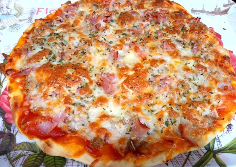 Pizza de atún y jamón york