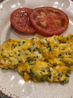 Una foto de Huevos revueltos con ciboulette y perejil