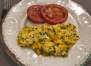 Una foto de Huevos revueltos con ciboulette y perejil