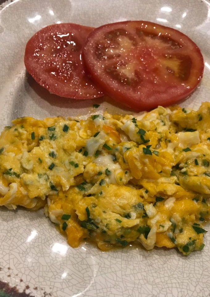 Una foto de Huevos revueltos con ciboulette y perejil