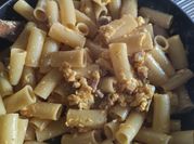 Una foto di carbonara con pancetta