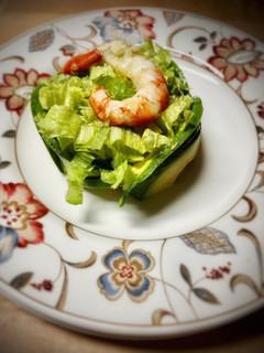 Una foto de Timbal de aguacate con lechuga y langostinos