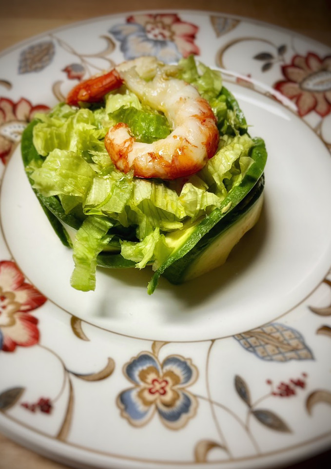 Una foto de Timbal de aguacate con lechuga y langostinos
