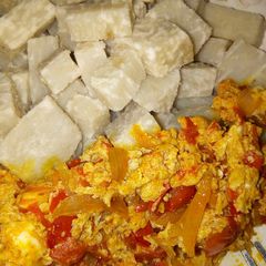 A picture of Boiled yam with eggs and tomatoes souce.