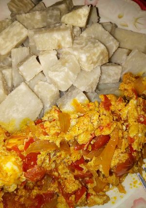 A picture of Boiled yam with eggs and tomatoes souce.
