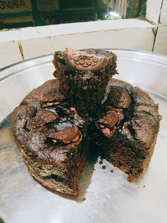A picture of Oreo brownie cake.