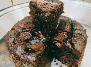 A picture of Oreo brownie cake.
