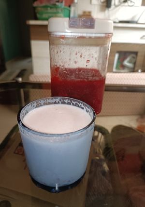 स्ट्रोबेरी लस्सी रेसिपी मुख्य फोटो