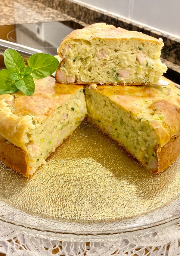 Una foto de Pastel salado con calabacín, pavo y queso