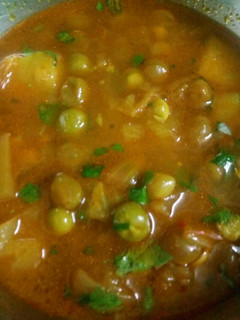 A picture of Aloo matar.