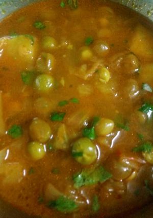 A picture of Aloo matar.