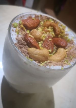صورة لوصفة ميلك شيك شوكولاتة Flake والمكسرات 😍