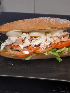 Una foto de Bocadillo vegetal con salmón y queso de cabra