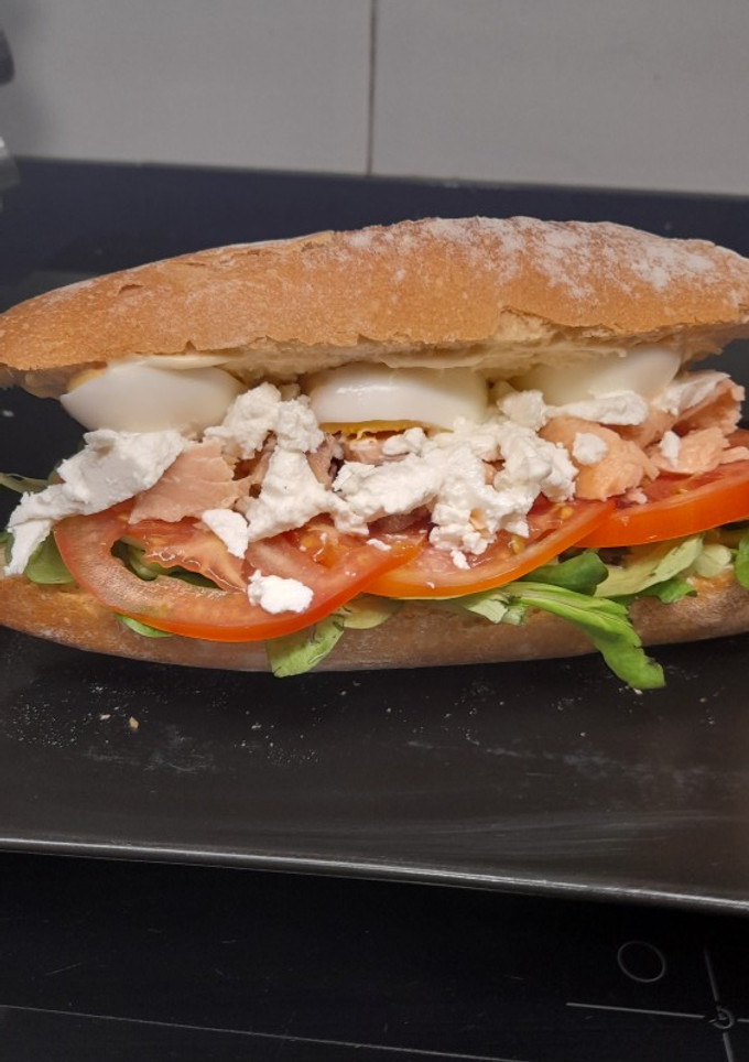Una foto de Bocadillo vegetal con salmón y queso de cabra