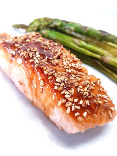 Una foto de Salmón con salsa Teriyaki 🇯🇵