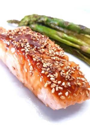 Una foto de Salmón con salsa Teriyaki 🇯🇵