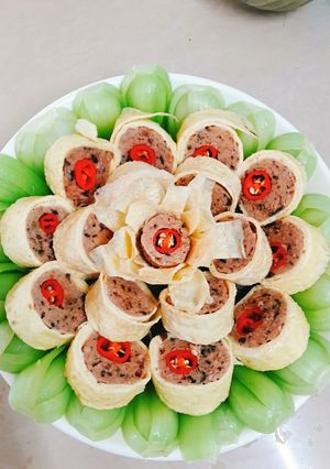 Hình của món Trứng cuộn lót cải thìa.