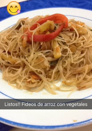 Una foto de Salteado de vegetales con fideos de arroz