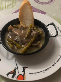 Una foto de Setas ostra con espárragos y jamón