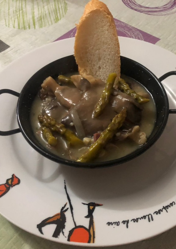 Una foto de Setas ostra con espárragos y jamón