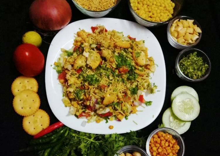 Simple Way to Prepare Appetizing Chat pata Biscuit bhel.