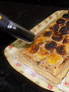 Una foto de Bloque de pionono con pasta de maní y bananas quemadas