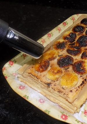 Una foto de Bloque de pionono con pasta de maní y bananas quemadas