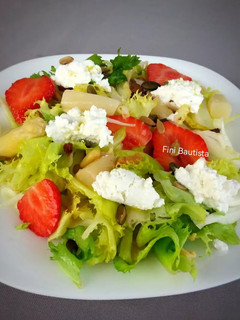 Una foto de Ensalada de escarola espárragos y fresas