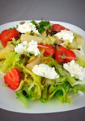 Foto principal de Ensalada de escarola espárragos y fresas