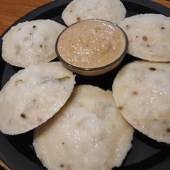 A picture of Rava idli and coconut chutney.