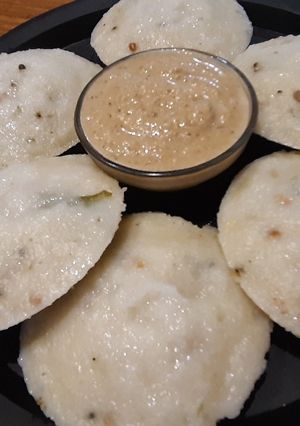 A picture of Rava idli and coconut chutney.