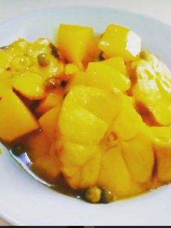 Una foto de Patatas con cazón en amarillo