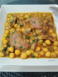 Una foto de Potaje de garbanzos con carrillada y boletus