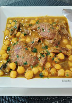 Una foto de Potaje de garbanzos con carrillada y boletus