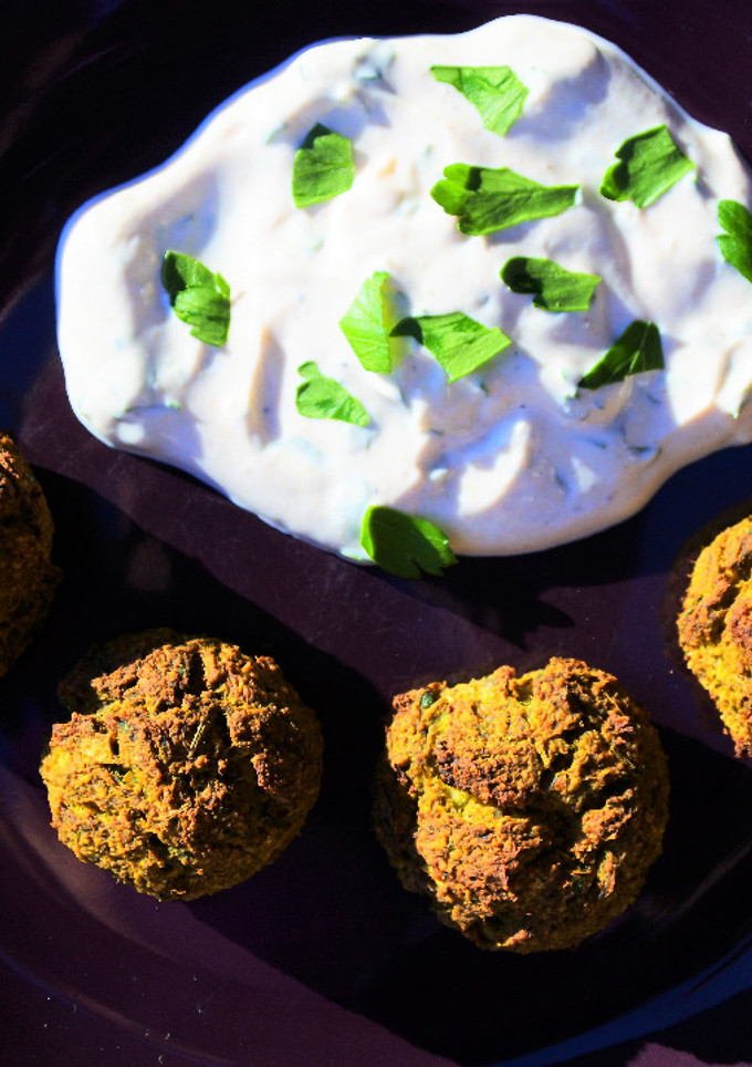Una foto de Bocaditos de brócoli con salsa de yogur y tahini 🥦
