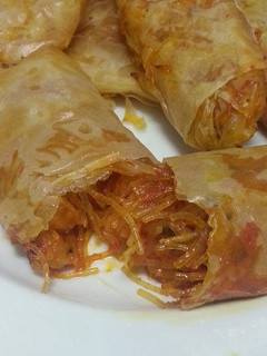 Una foto de Rollitos de gambas y fideos chinos