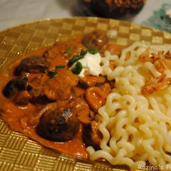 A picture of Beef stroganoff.