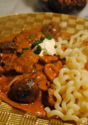 A picture of Beef stroganoff.