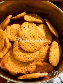 खस्ता मठरी (Khasta Mathri recipe in hindi) रेसिपी मुख्य फोटो