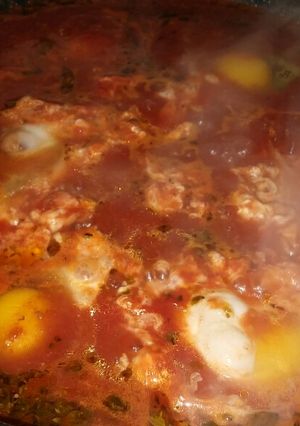 Una foto de Huevo al poché con salsa