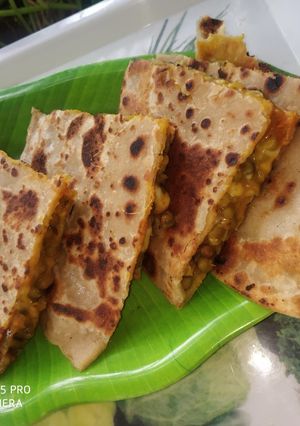 मूंग सब्जी का चीज़ी पराठा रेसिपी मुख्य फोटो