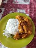 Pollo al curry con salsa espesa y arroz