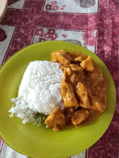 Una foto de Pollo al curry con salsa espesa y arroz