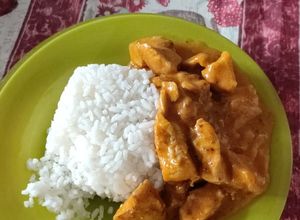 Foto principal de Pollo al curry con salsa espesa y arroz