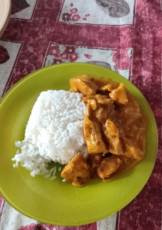 Una foto de Pollo al curry con salsa espesa y arroz