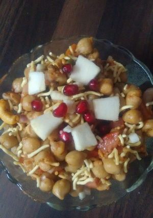 A picture of Chickpeas chaat.